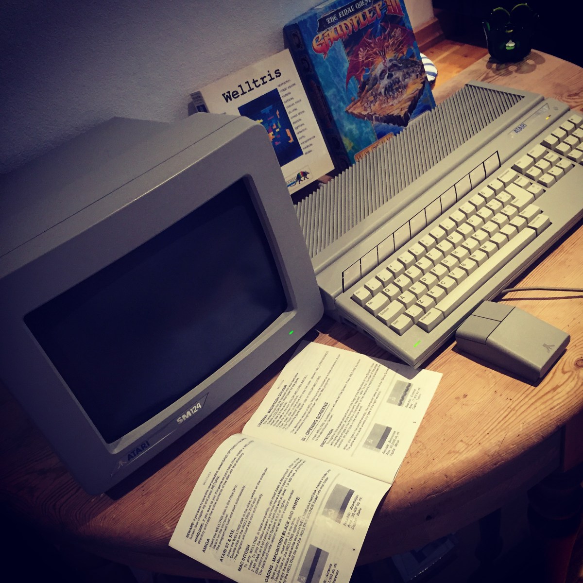 Atari 1040ST with original Atari SM124 screen