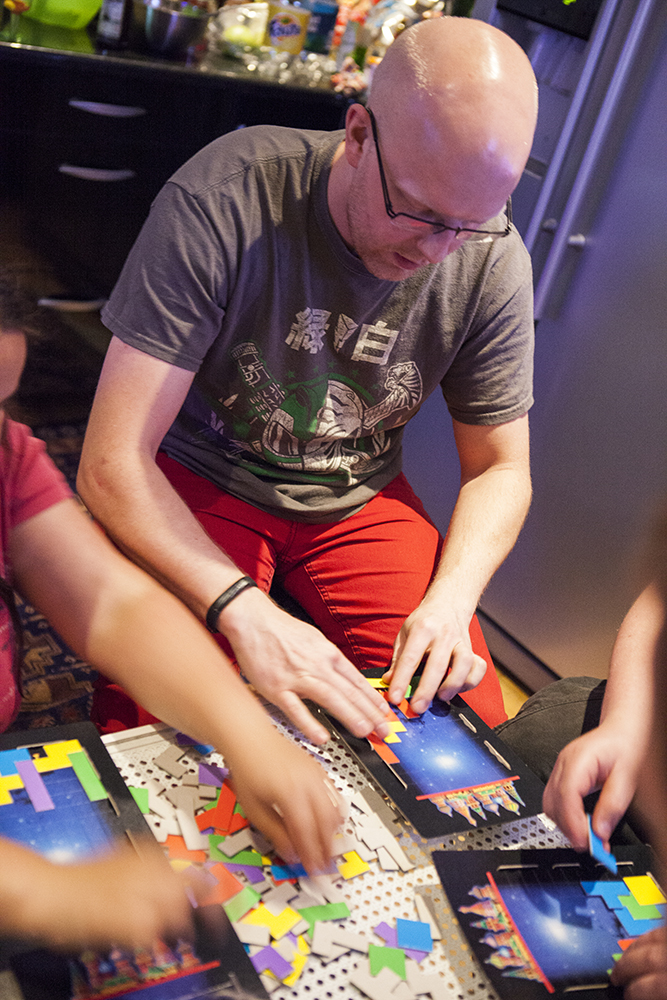Jocke playing Tetris board game