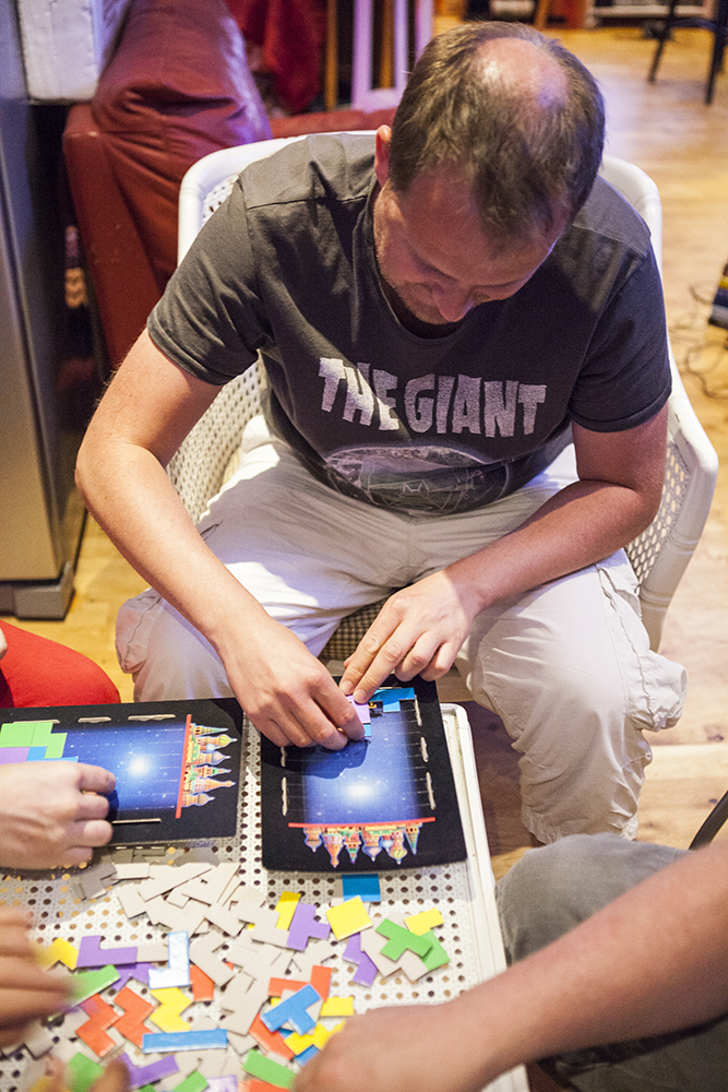 Matt8bit playing Tetris board game