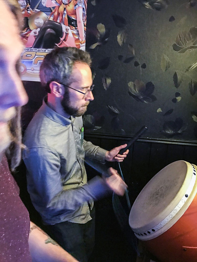 Martin playing Taiko no Tatsujin
